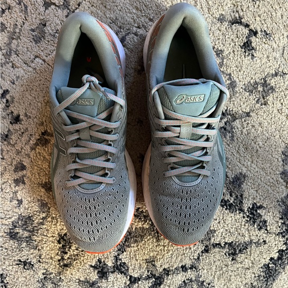 ASICS running shoe - Picture 3 of 4